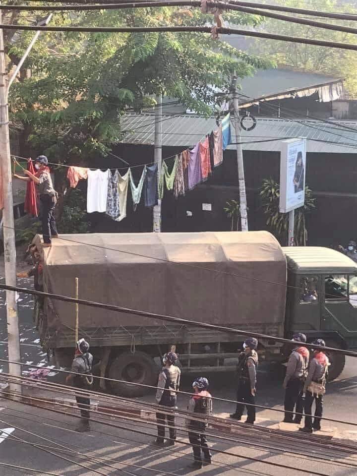 缅甸街头出现史上最意想不到却很有效的“防线”——筒裙