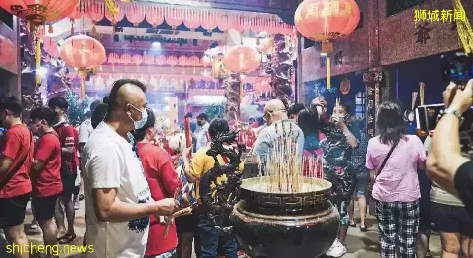新加坡人过年发电子红包,长辈:年味少了