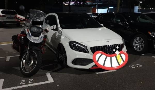 司机乱泊车 开不了车门 竟用脏话问候摩哆骑士