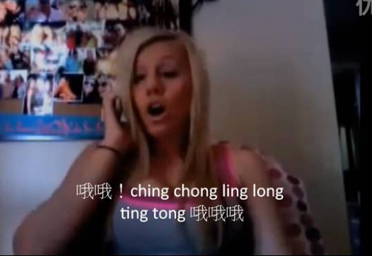 法國女生做這個動作侮辱華人，在新加坡被炮轟！亞洲蹲，一個碾壓歐美的姿勢