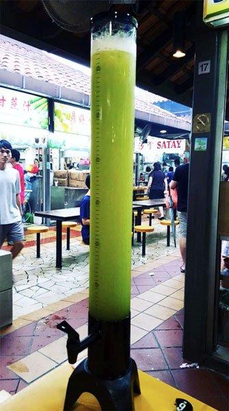 酒吧有“啤酒塔" 熟食中心也有“甘蔗水塔”