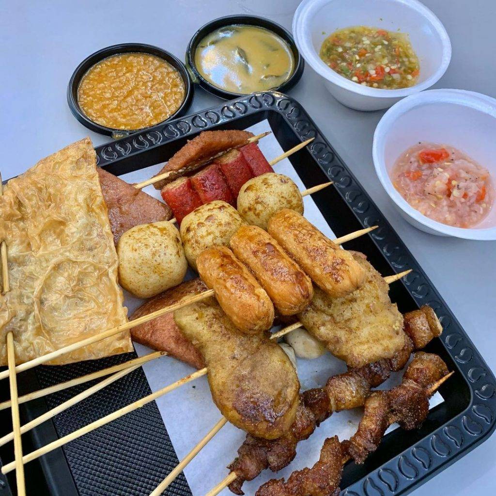 來吃大馬風味碌碌咯🍢DLLM LOK LOK每支$1💰飄香炸串+秘制醬汁，營業至淩晨4點，半夜覓食去🌙