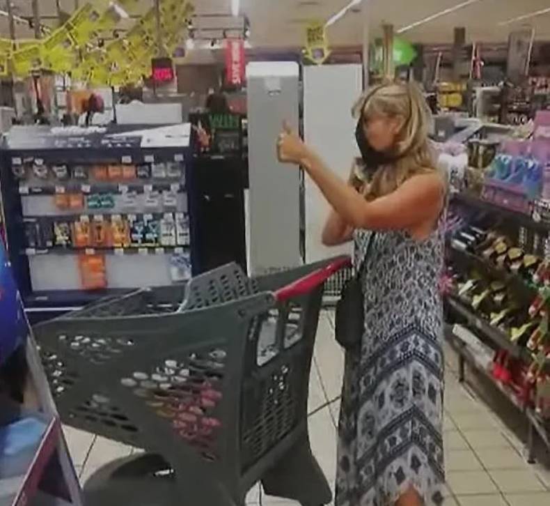 新加坡免费口罩遭网友“恶搞”,“口罩如内裤,好骚好难受”