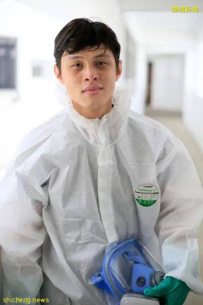 忍惡臭、處理腐爛物清理血水,他們爲往生者最後一次“搬家”