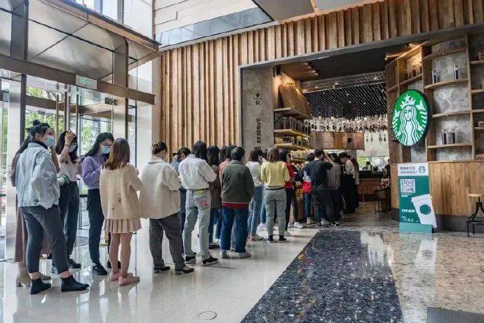 星巴克自帶杯咖啡免費，隊伍排瘋了！新加坡網友：咋不帶痰盂呢