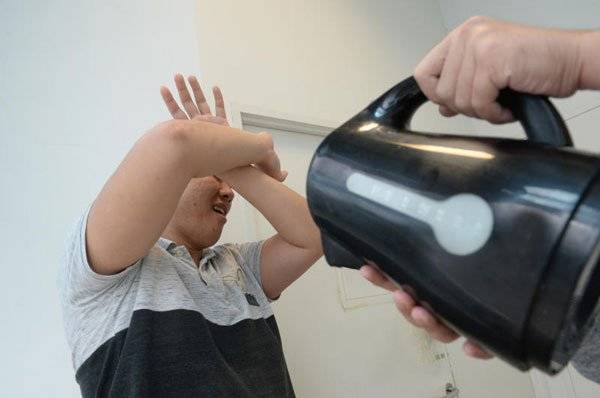 妻带小王回家当面亲热 绿帽戴到脚 滚水泼奸夫