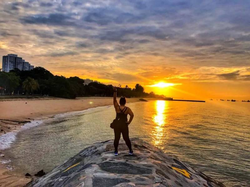 “明天就回國了!今晚,我突然想起在新加坡的50個第一次!”