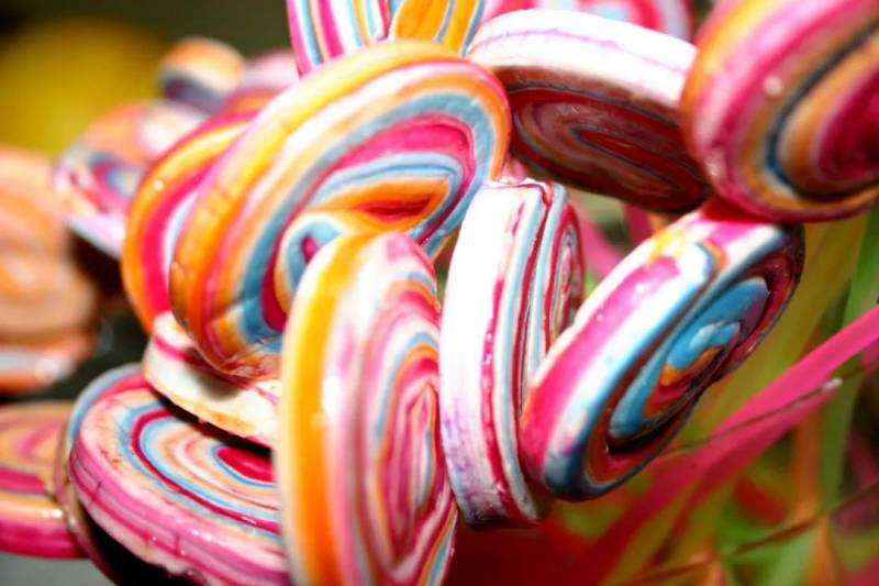 儿童节花样百出!新加坡给大人放假、西班牙糖果游行、巴西要挨针、英国“打”老师