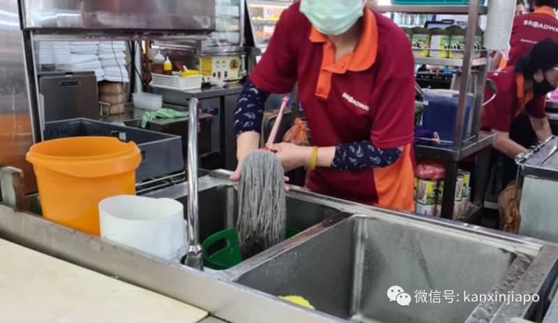 洗完拖把再涮碗筷？新加坡食阁小贩操作惊到顾客