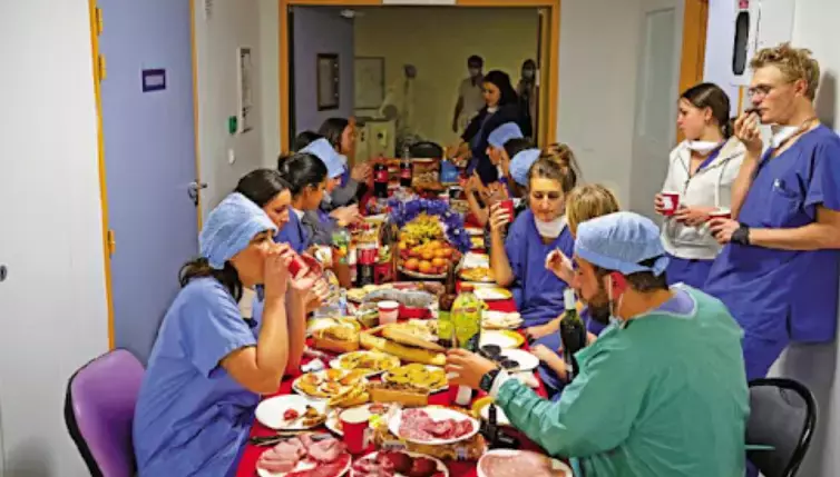 公然違規!新加坡克拉碼頭百人狂歡跨年: 不戴口罩、貼面跳舞!或導致超級傳播