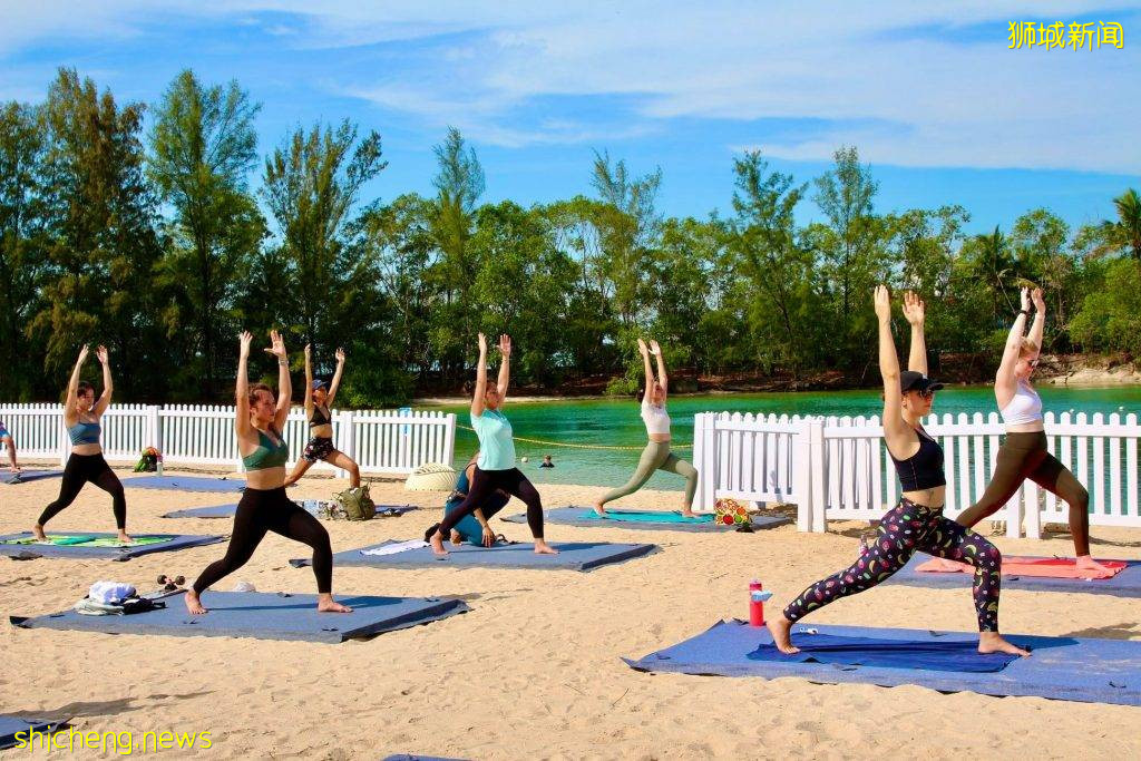 圣淘沙海边瑜伽课✨净化身心、舒展身体，赶快报名一起感受大海的气息🧘 