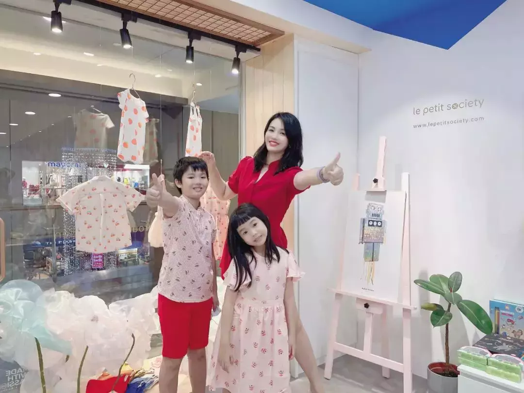 我们挖到了新加坡宝藏童装品牌,新年亲子装穿出了明星的感觉