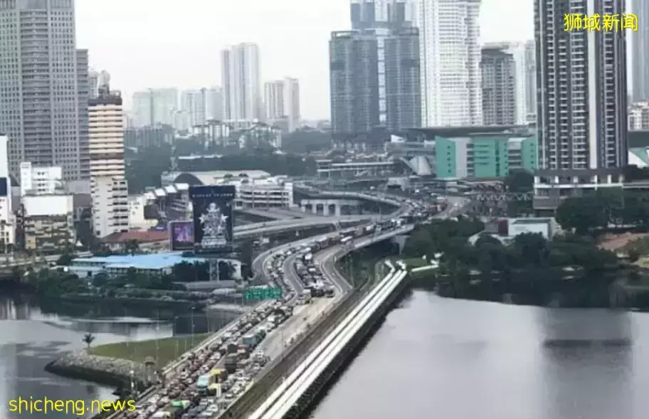 连续三天确诊破万,新加坡松绑防疫政策引发焦虑,专家回应:防疫失效、放开好事