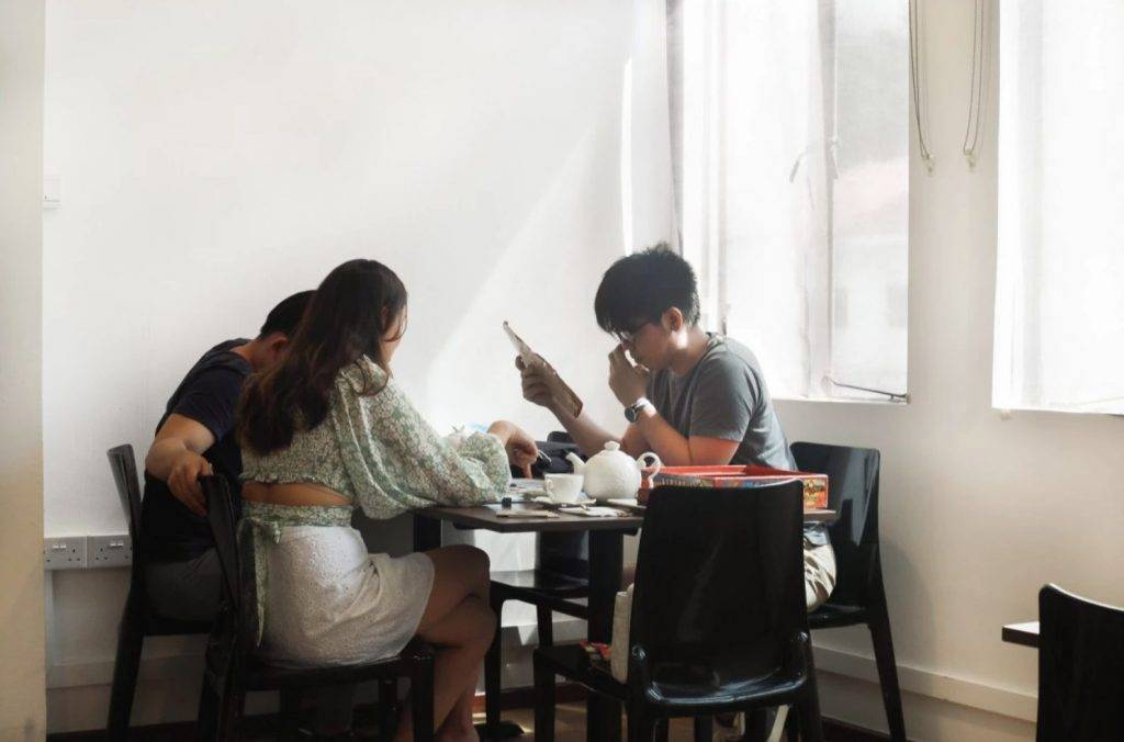 遊戲小天堂！新加坡首家桌遊咖啡廳🎮 整牆遊戲任你玩+24小時營業！私人包廂給你轟趴😎