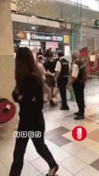 這位新加坡老人沒打疫苗,不允許進入商場後坐地撒潑