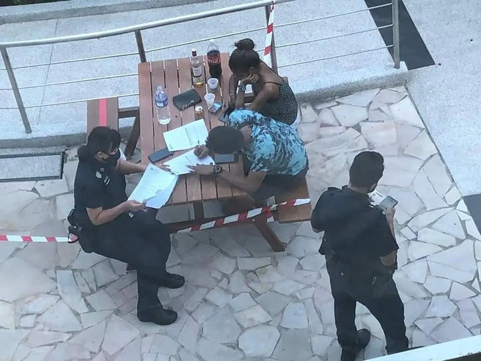 新加坡抗疫奇招:秀恩爱罚得快,卿卿我我600块