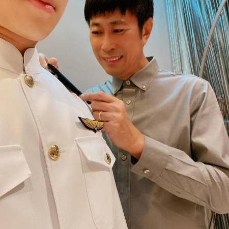 儿子完成兵役 潘玲玲直唤儿子“黄长官”