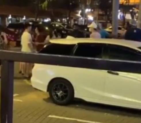 視頻曝光！新加坡年輕人深夜鬥毆，10男女烏節路拉拉扯扯