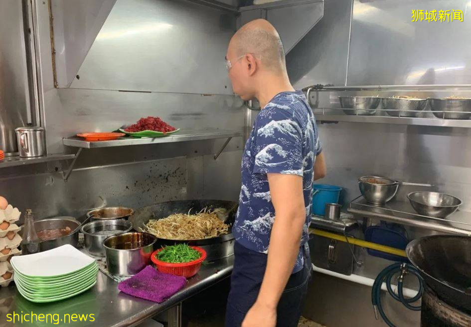 Bedok传奇炒粿条背后的故事,平均排队时间为40分钟