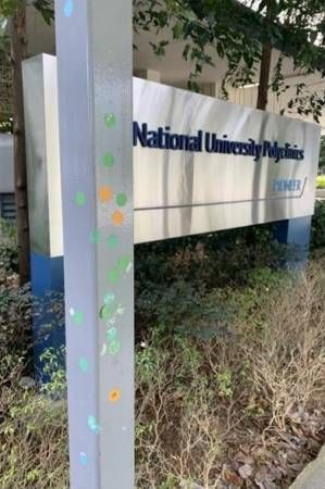 综合诊所外柱子和树叶  处处见“I’m OK”圆点贴纸