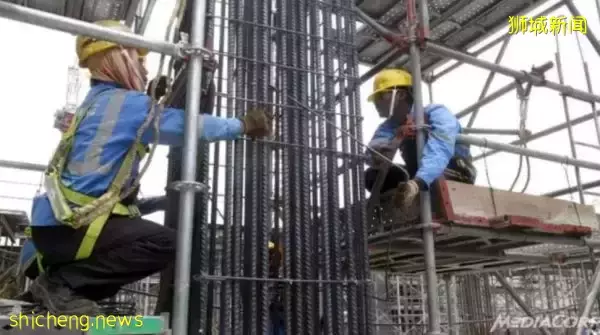 酷热天气难耐 阿兵哥和建筑工人首当其冲