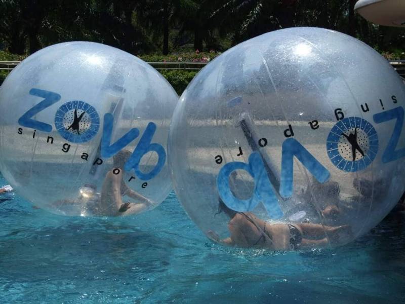 ZOVB Singapore 帶你旋轉跳躍！水中漫步、翻滾悠波球🎈 滾出快樂，忘掉煩惱