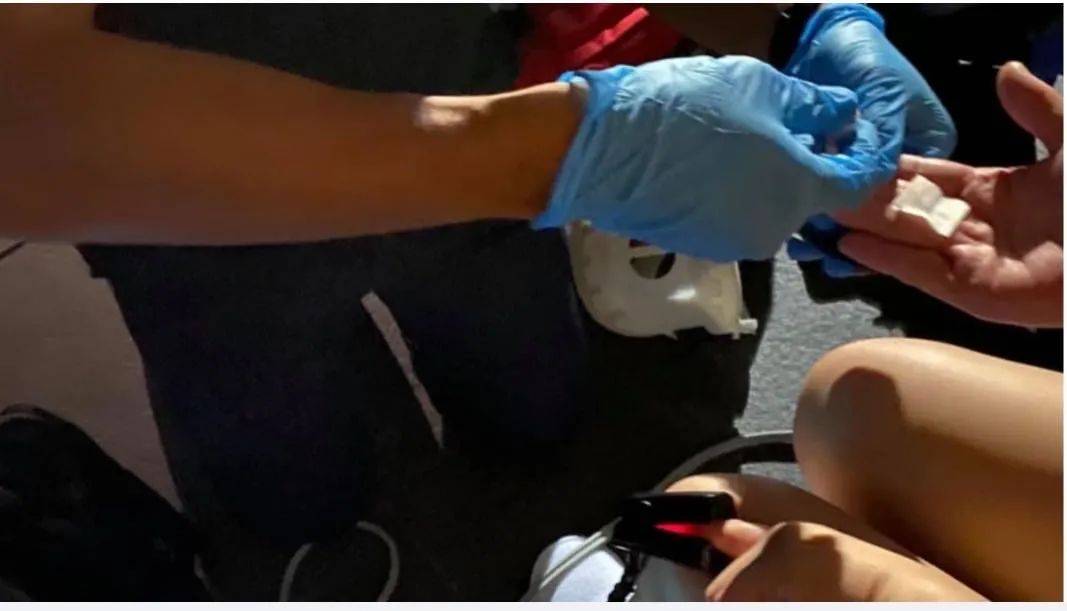 酒店半夜大停電，住客無奈穿浴袍下樓透氣