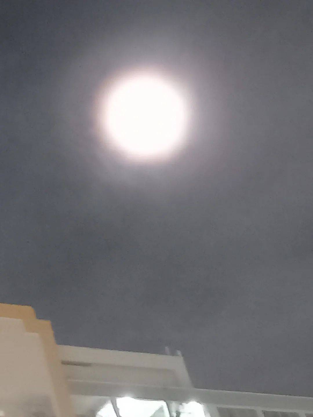 太美！新加坡驚現奇異彩虹月！全島人搶拍