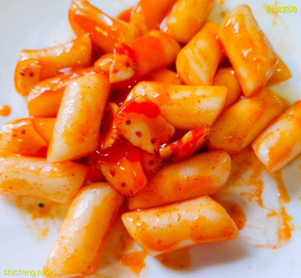 7 Eleven“Hello Kitty辣年糕”✨凱蒂貓魚餅、芝士/辣味可選🔥每盒$3.90、全島已上架🎉