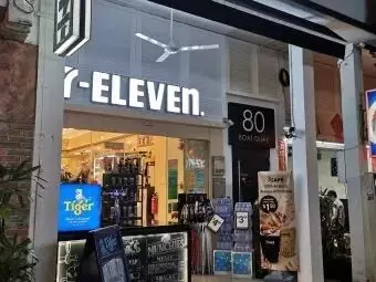 新加坡男子在克拉码头随机被砍!头顶两刀、满身是血,场面骇人