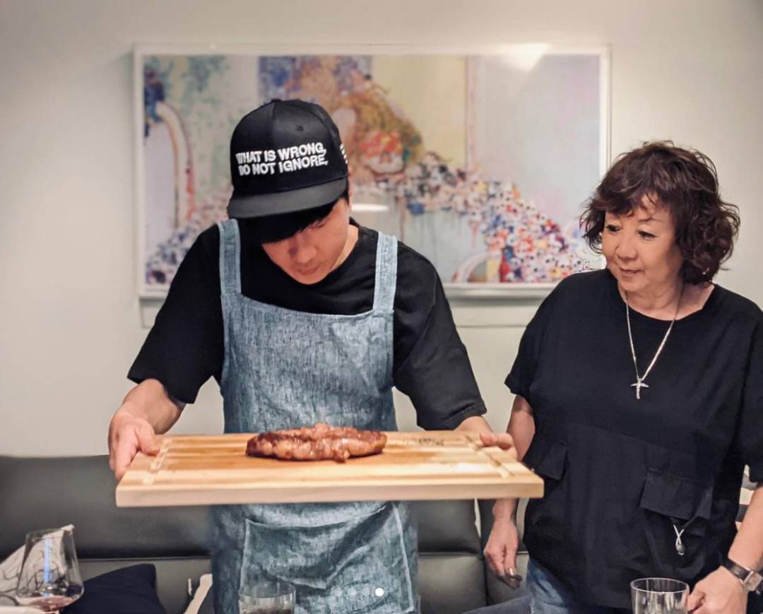 林俊杰回到新加坡过年啦！还在滨海湾骑车遛圈