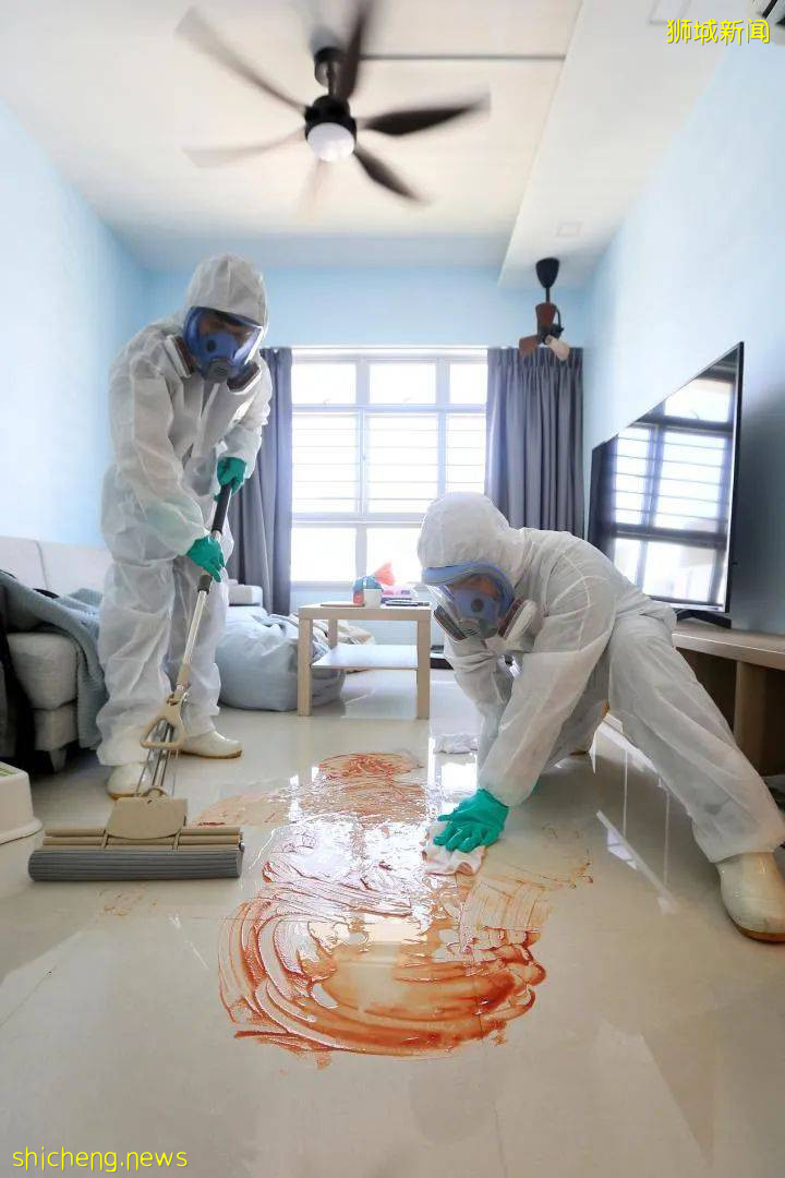 忍惡臭、處理腐爛物清理血水,他們爲往生者最後一次“搬家”