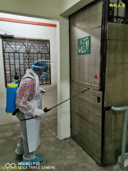 ◤行動管制◢ 組屋一人確診 州議員連續兩天帶隊消毒 !