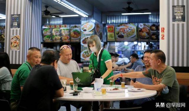 新加坡咖啡店一景：啤酒女郎 斟飲之間 不關風月