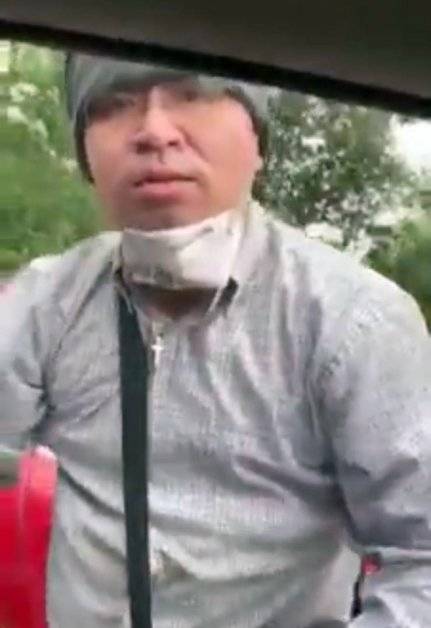 通晓中英语拥硕士学位 火爆德士叔自命为神