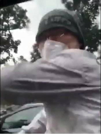 手肘击车窗比中指:CNM！ 暴力德士叔当街发飙