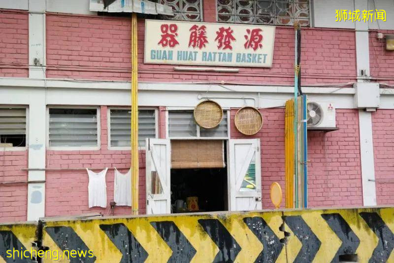 一邊給幼童坐,一邊給大人坐,見識下古早母子椅!承載幾代新加坡人回憶的竹藤手藝至今可好