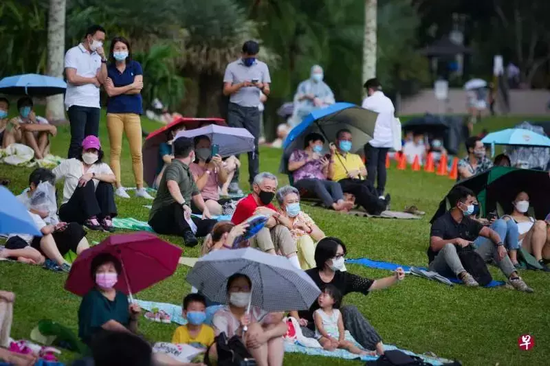 新加坡总理李显龙CP出门约会，细雨、草坪、音乐，有点浪漫