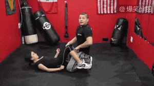 妹纸在新加坡健身风险这么大,色狼教练直接冲进女浴室拍照