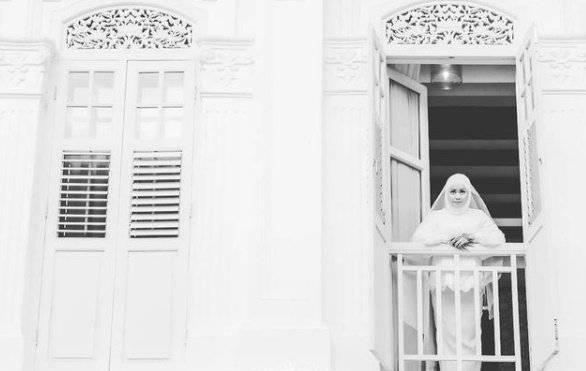 未婚夫突然取消婚礼   她独自一人拍婚纱照