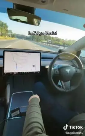 狮城情侣开Tesla电动车旅游 启动自动驾驶功能赴槟城 