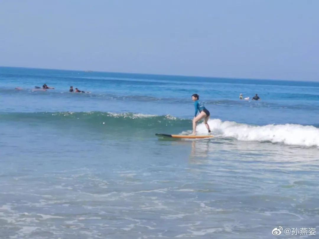 孙燕姿罕见秀冲浪泳装靓照，41岁保持少女身材
