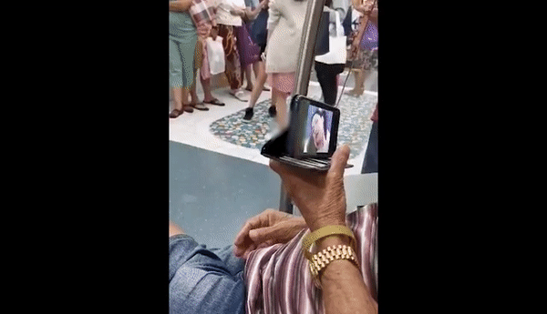 超重口,金表大叔在新加坡地铁上看露点黄片!