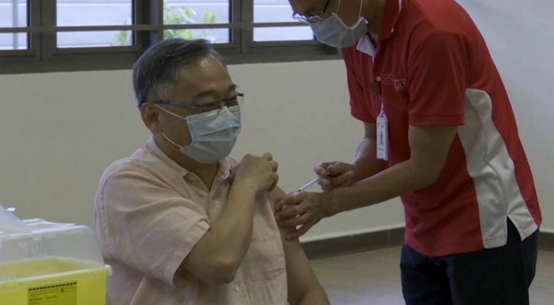 新加坡抗疫组长撸起袖子开打,劝大家不要等“某疫苗”了