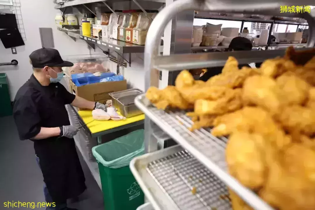 《战狼2》执行导演、新加坡前艺人沈倾掞:我会留在乌克兰照顾妻子一家