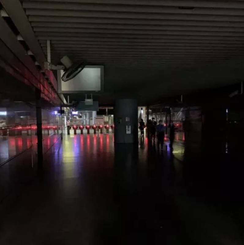 實拍!新加坡地鐵線大崩潰!人擠人,黑暗中被鎖車廂三小時