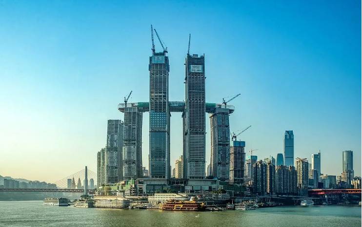 惊艳全球！中国“躺赢”的摩天大楼在人山人海中开业！老板是新加坡人