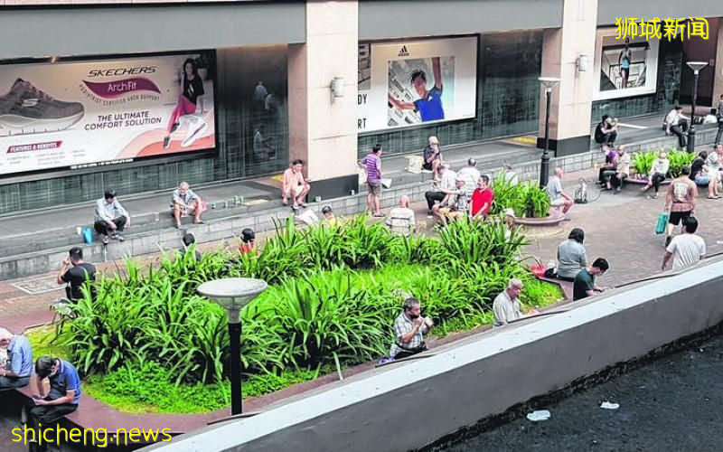 珍珠坊广场闹哄哄     阿叔群聚喝酒