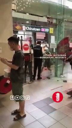 這位新加坡老人沒打疫苗,不允許進入商場後坐地撒潑