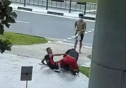 新加坡男子在克拉码头随机被砍!头顶两刀、满身是血,场面骇人